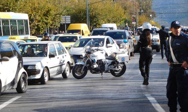 Πώς «πιάνει» το ραντάρ της Τροχαίας όσους πατούν παραπάνω γκάζι (Βίντεο)